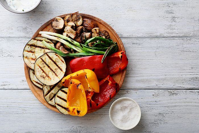 Letnie smaki – grillowane warzywa i sałatki na grilla